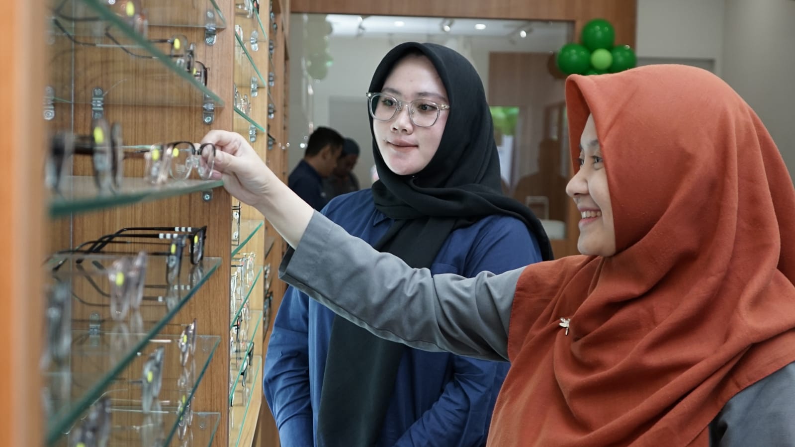 Pilih Frame : Salah satu konsumen saat memilih frame untuk kacamata yang akan dibuat di Optik Natamata Eyewear Lamongan (ist. / rdrlmg)