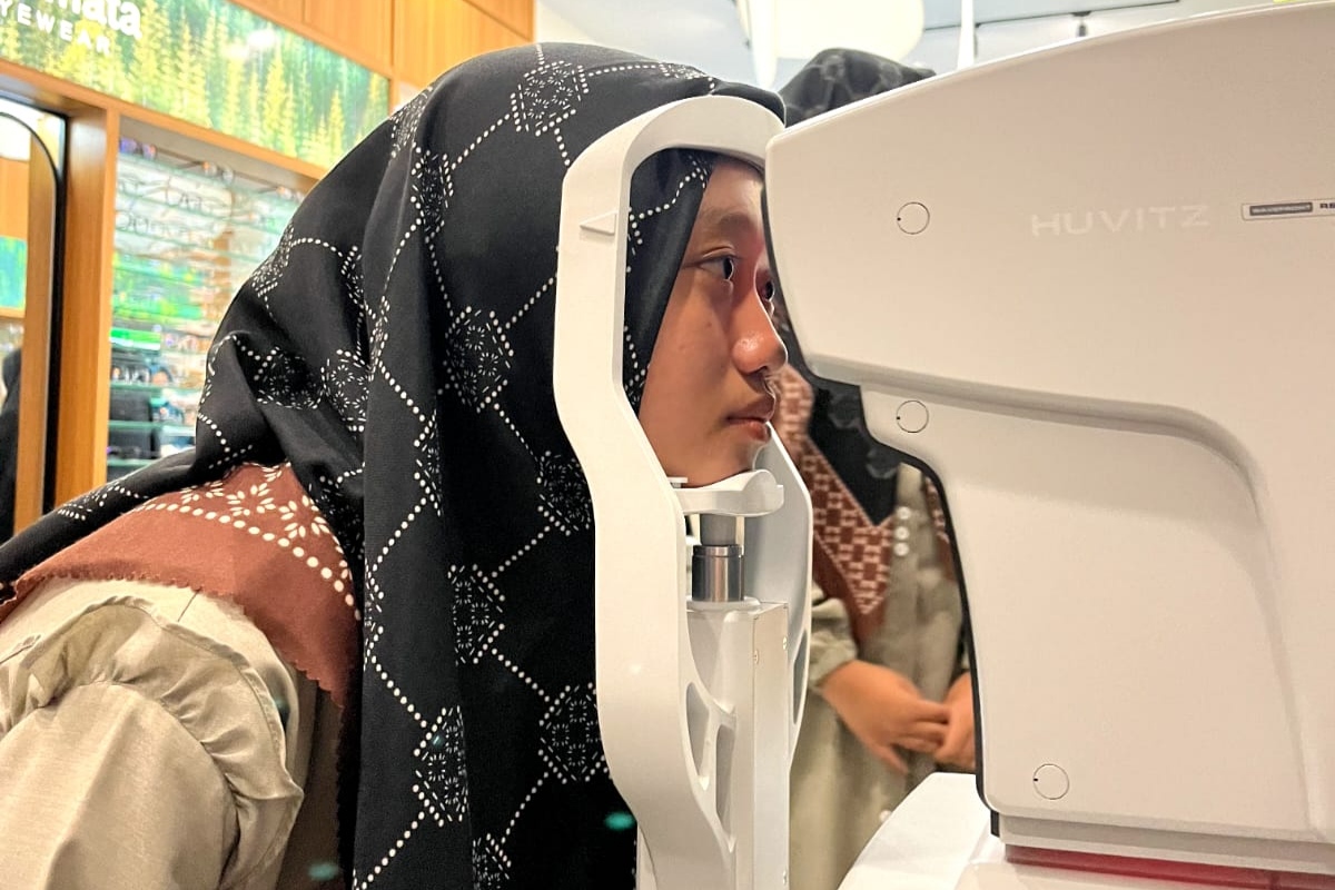 Pemeriksaan: Salah satu pasien saat melakukan pemeriksaan di Optik Natamata Eyewear Lamongan (ist. / rdrlmg)