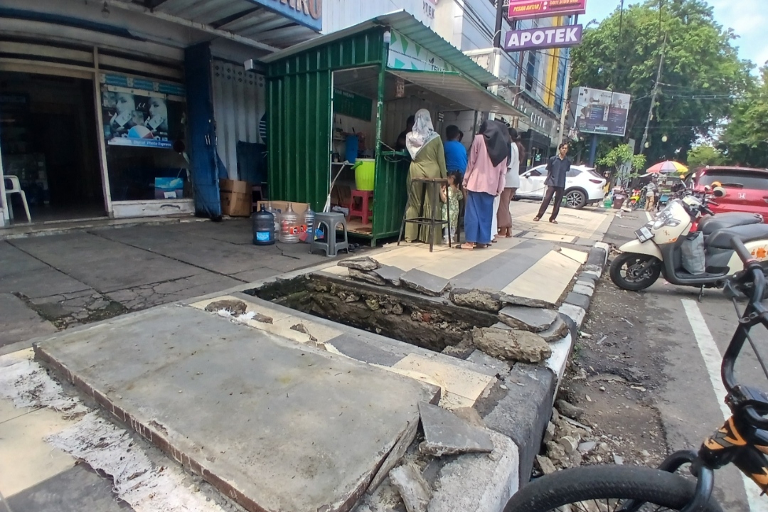 TELAH DIBERSIHKAN: Salah satu titik saluran air di Jalan Lamongrejo yang telah dibersihkan. (Anjar. / Rdrlmg)
