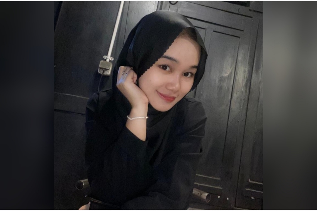 Suka suasana pegunungan dan hawa sejuk, mahsiswi Unisla ini terkesan dengan telaga Sarangan Magetan (Ist. / rdrlmg)