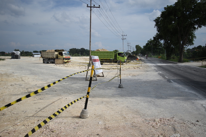 MASIH BERLANJUT: Pengerjaan proyek JLU Lamongan di wilayah Kecamatan Deket. (ANJAR DWI PRADIPTA/RADAR.LMG) &nbsp;
