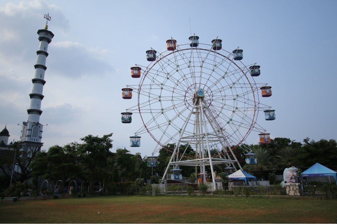 Kunjungan ke Alun-Alun Lamongan selama libur Lebaran lalu mengalami peningkatan. Fasilitas publik tersebut masih menjadi jujukan di pusat Lamongan kota. (FO: Anjar. / Rdrlmg)
