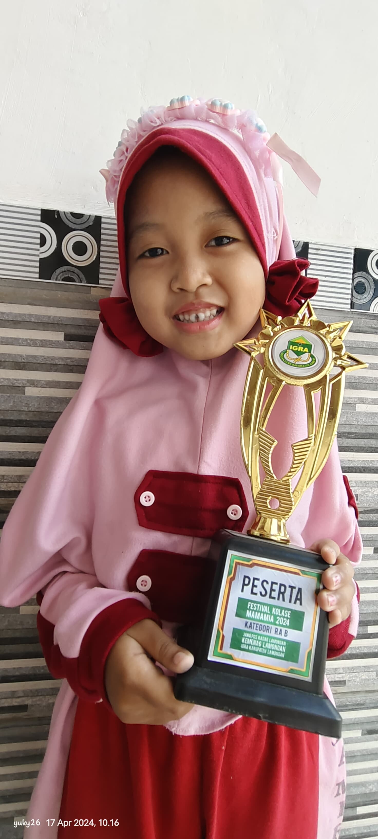 SUKA WARNA PINK: Azalia Lintang Farizqi.  (ISTIMEWA/RADAR.LMG)