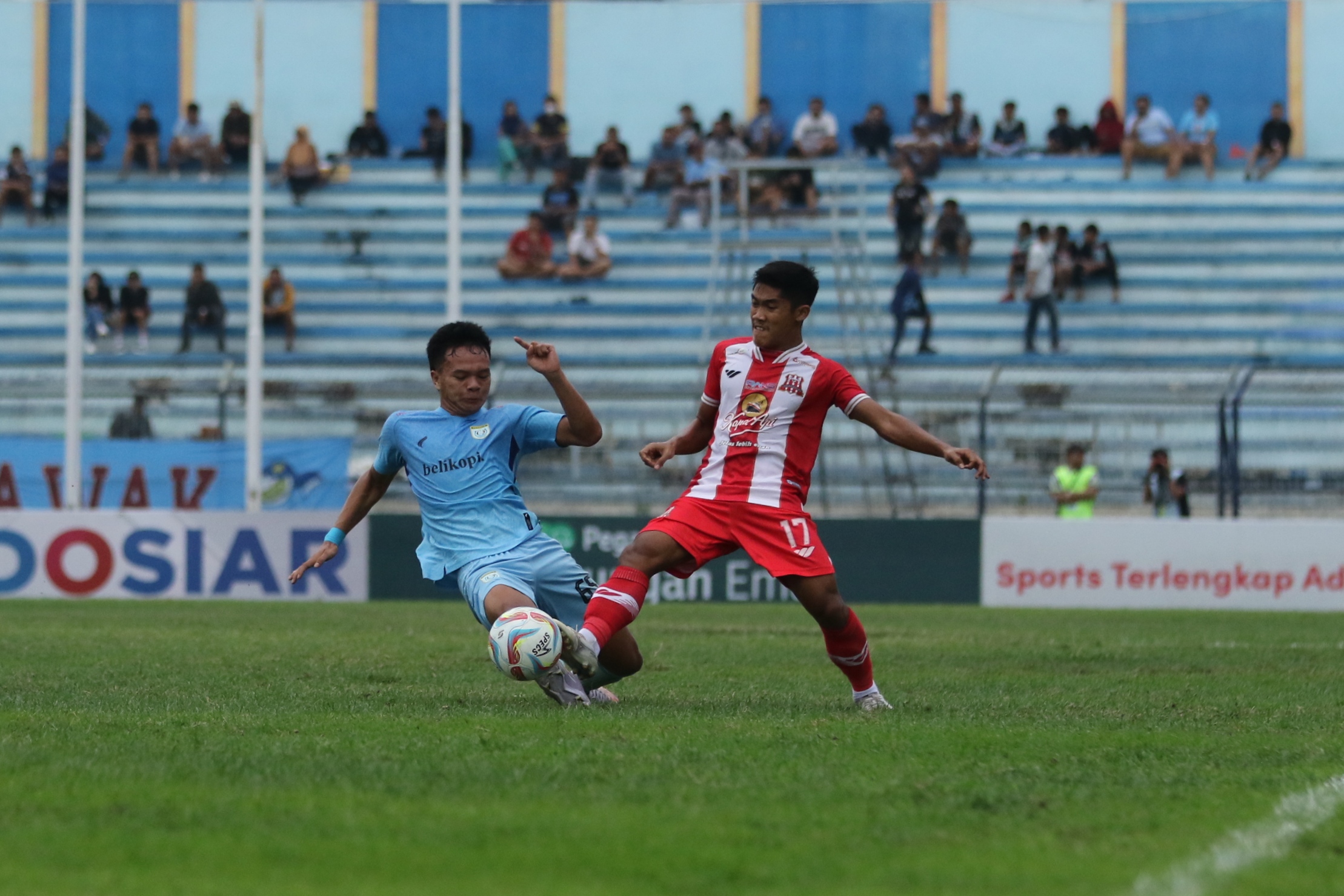 BAKAL DIGANTI: Jersey yang dikenakan Deltras Sidoarjo saat melawan Persela. ( ANJAR DWI PRADIPTA/RADAR LAMONGAN)