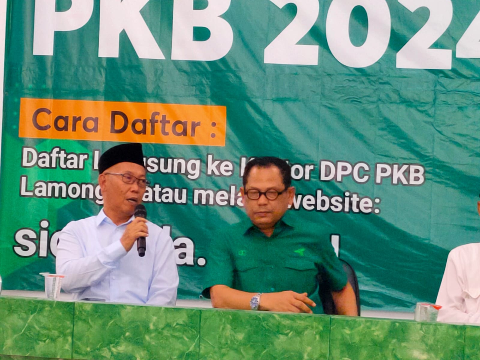 MANTAPKAN LANGKAH: Ketua BPKAD Lamongan, Khusnul Yaqin saat mendaftar di Kantor DPC PKB Lamongan, kemarin (23/4). (Asip Alafi / Radar Lamongan)