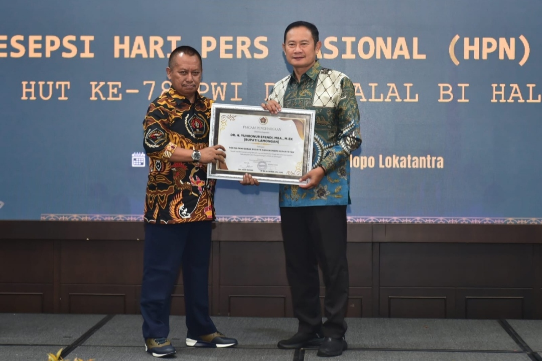INSPIRATIF: Bupati Yes menerima penghargaan sebagai tokoh penggerak kebudayaan dan ekonomi kerakyatan yang diserahkan Ketua PWI Jatim, Lutfi Hakim. (Ist. / Radar Lamongan)