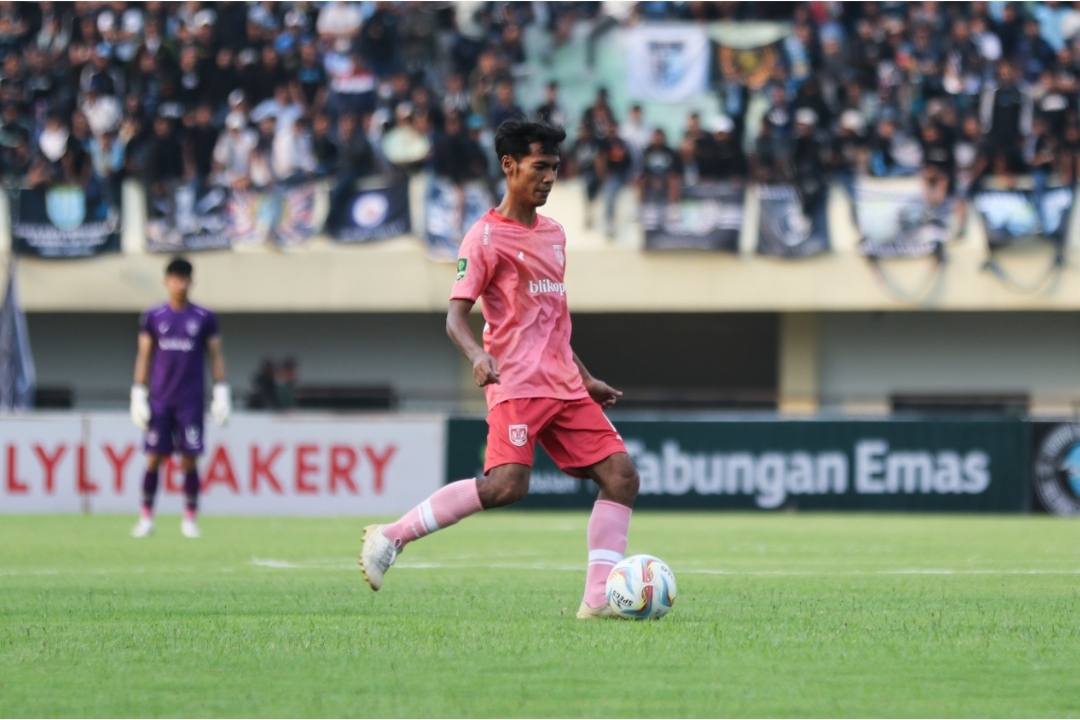 Ade Tjandra siap untuk membela Persela lagi musim depan (Anjar. / Radar Lamongan)
