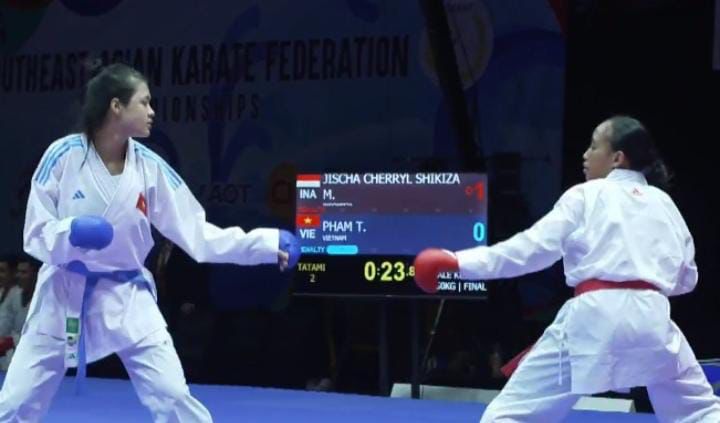 RAIH MEDALI EMAS: Mulia Jischa Cherryl Shikiza (sabuk merah) saat tampil di Southeast Asian Karate Federation di Bangkok. (ISTIMEWA/RADAR.LMG)