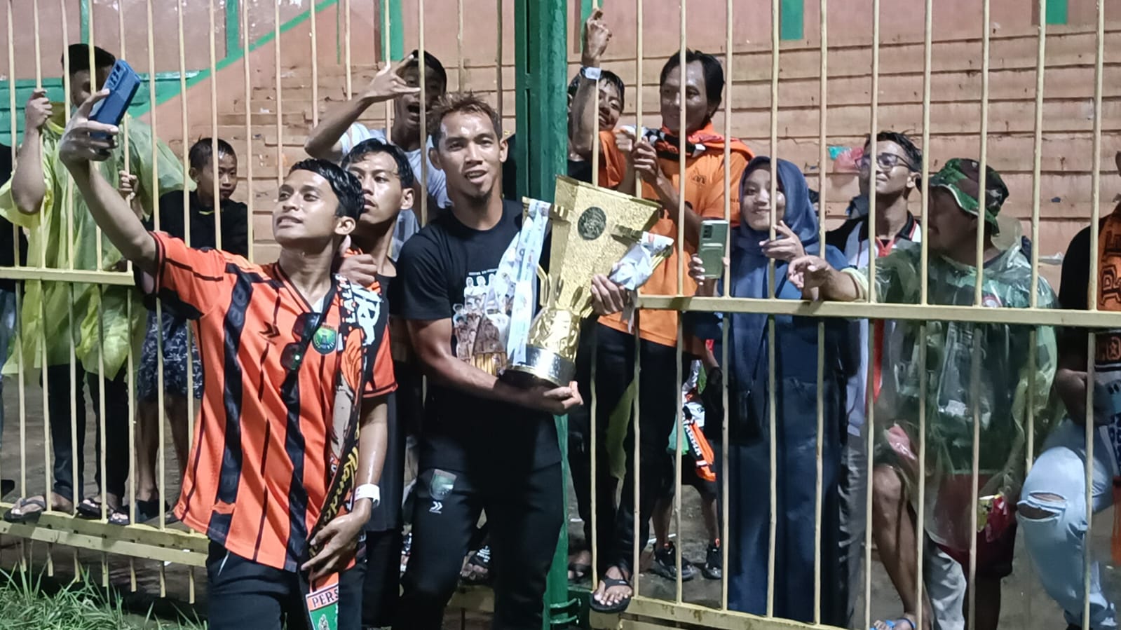 JADI TUAN RUMAH : PEMAIN PERSIBO KETIKA MERAYAKAN JUARA LIGA 3 JATIM DI STADION LETJEN H SOEDIRMAN BOJONEGORO (YUAN EDO/RADAR BOJONEGORO)