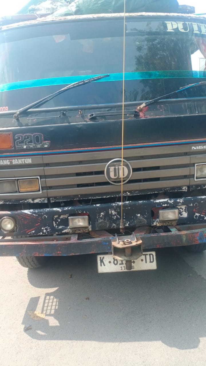 BARANG BUKTI: Truk yang terlibat kecelakaan di jalan nasional masuk Kelurahan Sukorejo, Lamongan. (GAMAL A/RADAR.LMG)