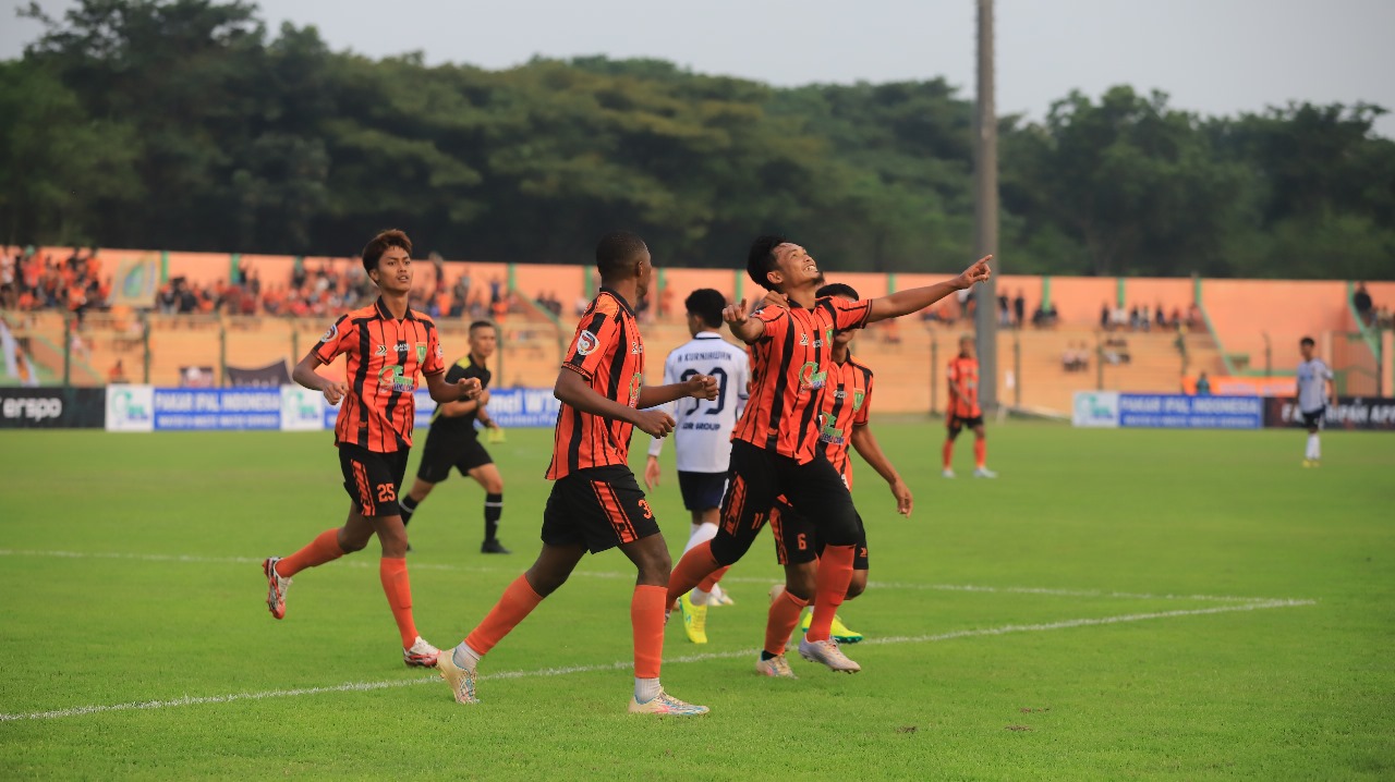 PEMAIN PERSIBO MERAYAKAN GOL KETIKA MENGHADAPI QDR FC MAKASSAR DALAM LAGA PERDANA GRUP M BABAK 80 BESAR LIGA 3 PUTARAN NASIONAL (YUAN EDO/RADAR BOJONEGORO)