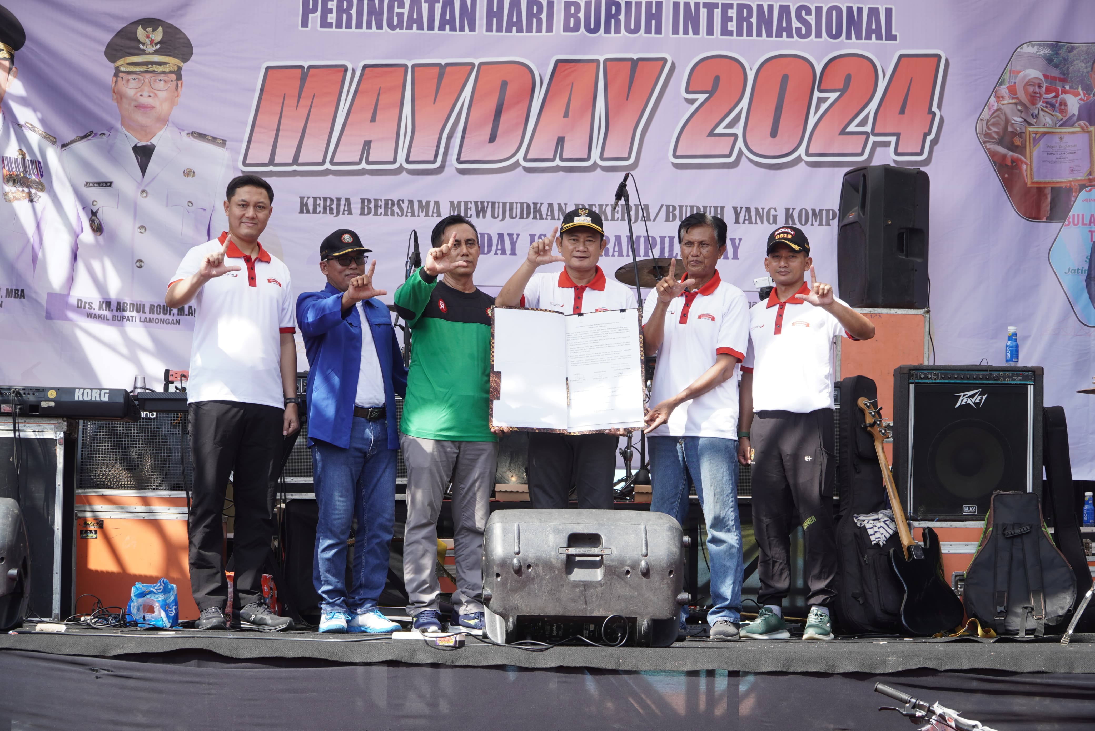 KEBERSAMAAN: Dalam Peringatan Hari Buruh Internasional di Lamongan dilaksanakan pembacaan dan penandatanganan deklarasi damai. (Ahmad Asif A. / Radar Lamongan)