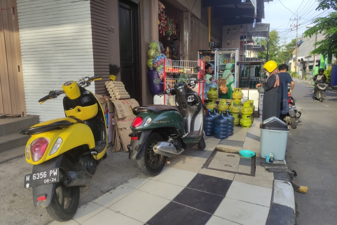 BANYAK DITEMUI: Warung Madura yang beroperasi 24 jam mulai mudah ditemui di pinggir jalan protokol pusat Lamongan kota.  (Anjar D. Pradipta / Radar Lamongan)