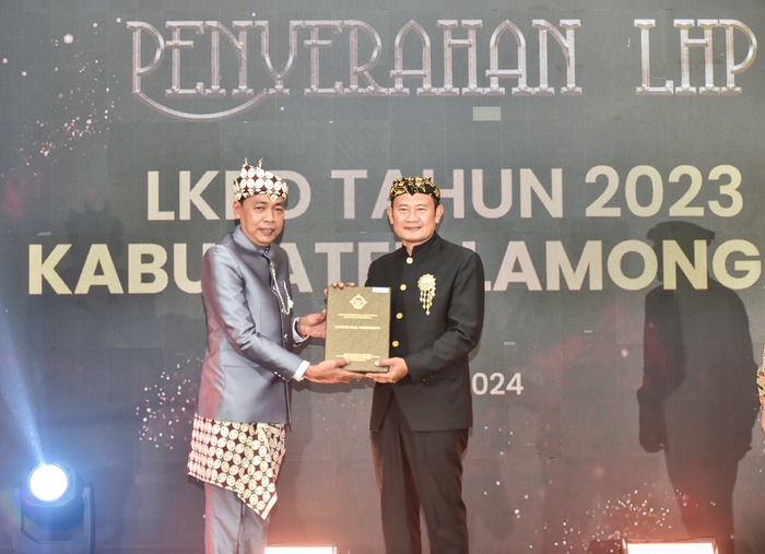 DELAPAN KALI BERTURUT &ndash; TURUT: Bupati Yes menerima penghargaan predikat WTP ke-8 kali secara berturut - turut dalam Laporan Hasil Pemeriksaan  atas Laporan Keuangan Pemerintah Daerah aggaran 2023(IST)