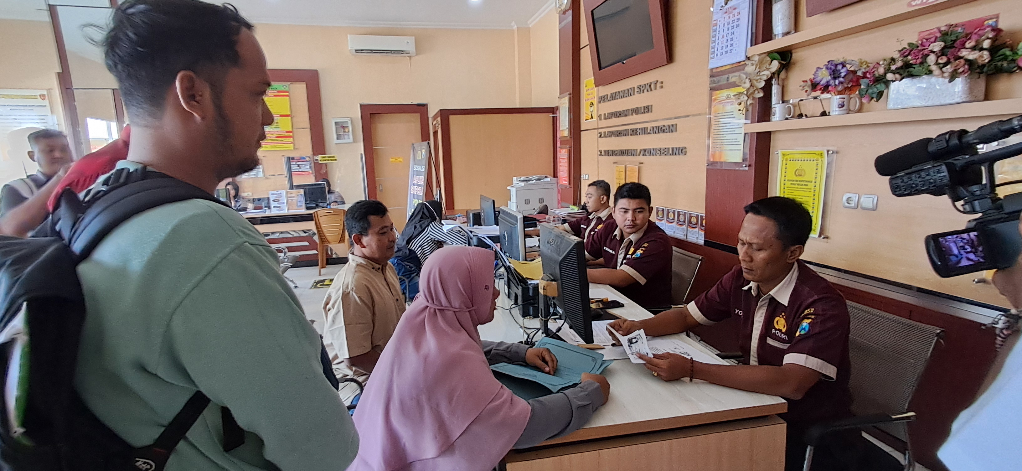 MELAPOR KE MAPOLRES: Cs, 36, warga Kecamatan Karanggeneng, mendatangi Mapolres Lamongan Kamis (2/5) (GAMAL A/RDR.LMG)