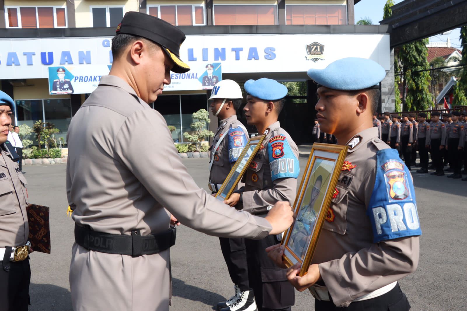 Kapolres Lamongan, AKBP Bobby A. Condroputra memberi tanda silang pada foto Bripka Bagus Adhianto dan Bripka Fransen Santoso Sujono karena tidak berdinas sejak lama. (GAMAL A/RDR.LMG)