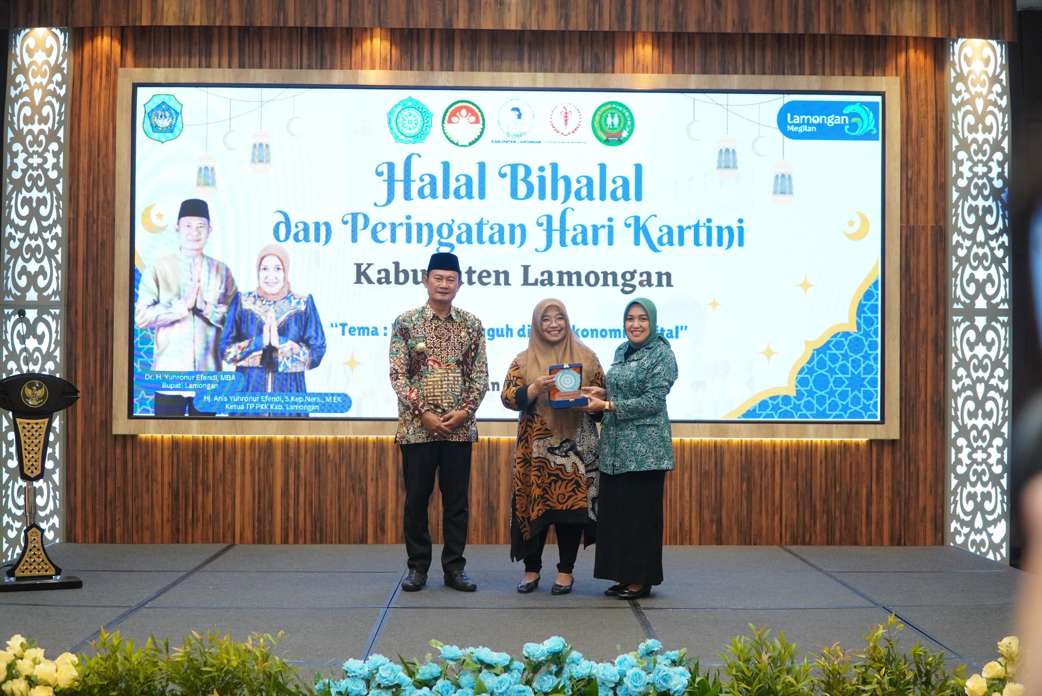 INGATKAN PERAN PEREMPUAN: Bupati Lamongan Yuhronur Efendi menghadiri halalbihalal dan peringatan Hari Kartini bertema Wanita Tangguh di Era Ekonomi Digital. (ISTIMEWA/RADAR.LMG)