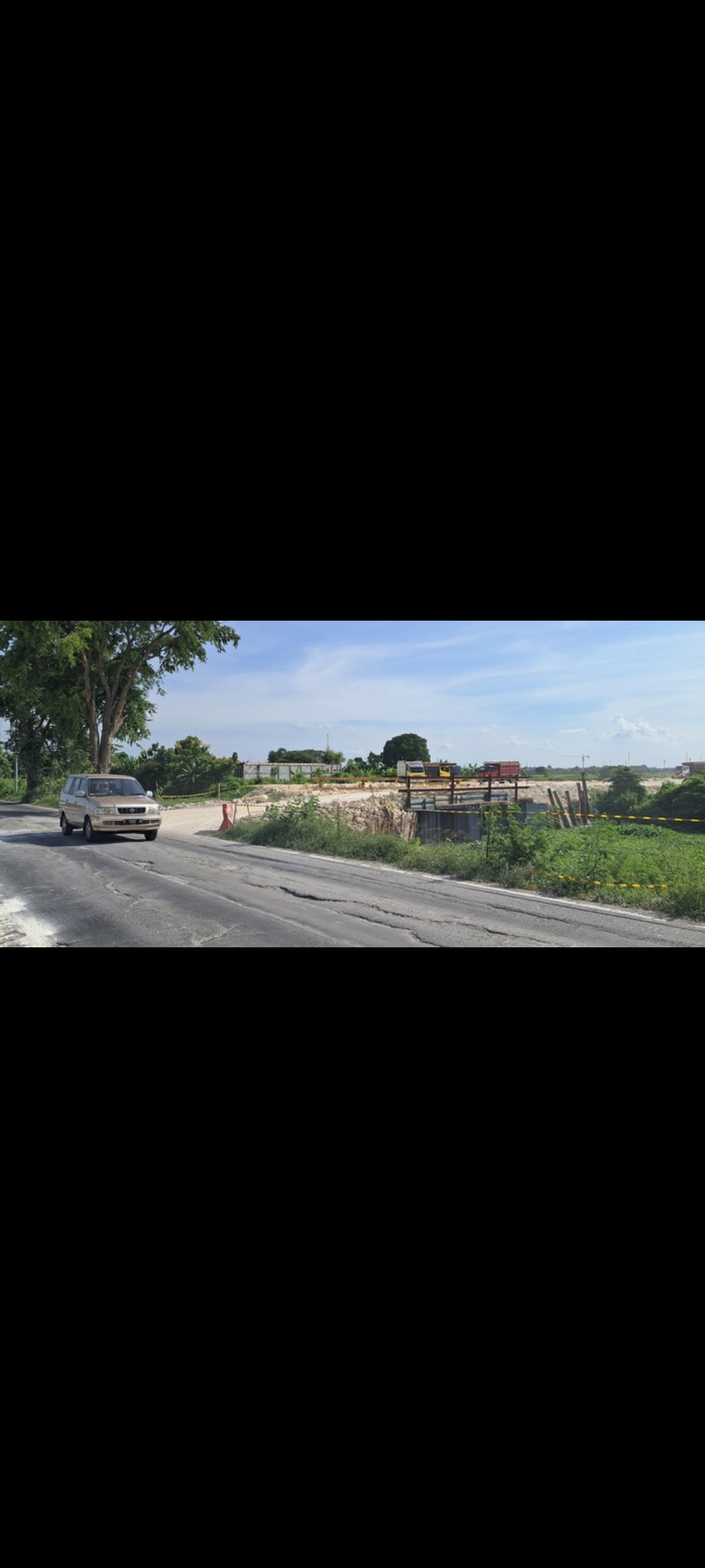PENGERJAAN JALAN BELUM SELESAI: Material untuk JLU yang dipadatkan di dekat jalan poros Kecamatan Deket &mdash; Karangbinangun. (GAMAL A/RDR.LMG)