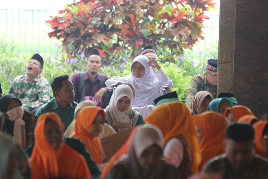MATANGKAN PERSIAPAN: Calon jemaah haji (CJH) di Lamongan terbagi lima kloter yang dijadwalkan berangkat selama dua hari.&nbsp;(Anjar. / Radar Lamongan)