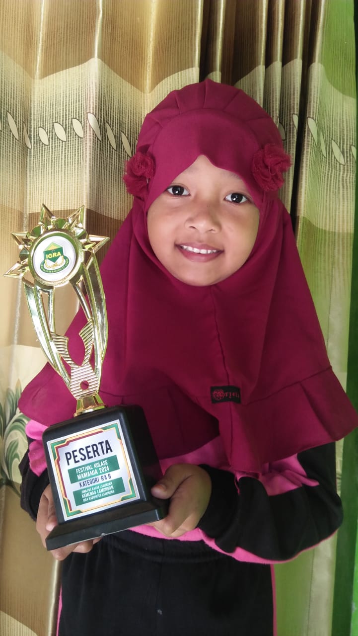 SUKA FILM UPIN IPIN: Bilqis Arsyila Sabah membawa piala Festival Kolase Mamamia 2024. (ISTIMEWA/RADAR LAMONGAN)