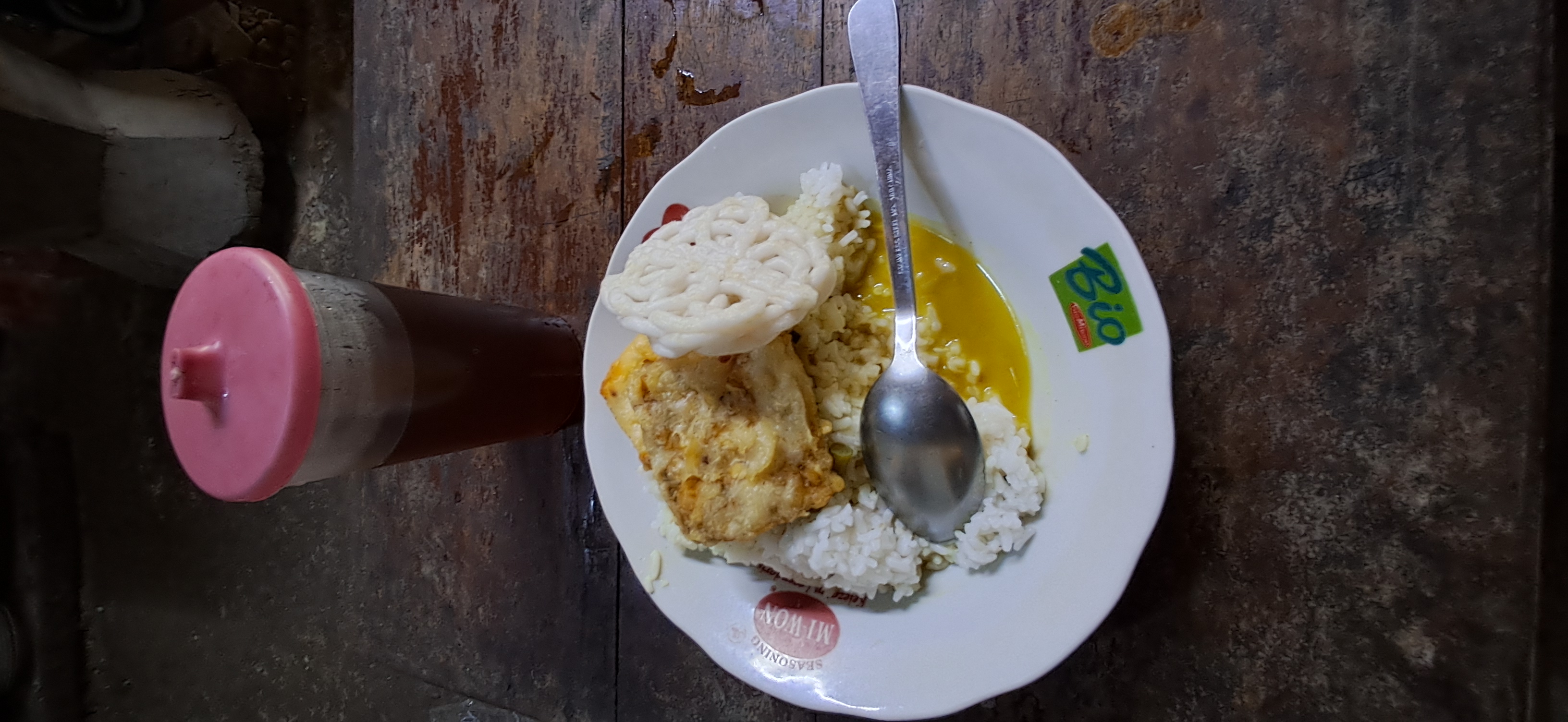 Salah satu cara agar warung laris, berjualan dengan harga murah. Seperti nasi sayur lodeh di dekat Pasar Sugio yang dijual Rp 5 ribu per porsi dengan minumnya teh hangat.  (GAMAL A/RADAR LAMONGAN)