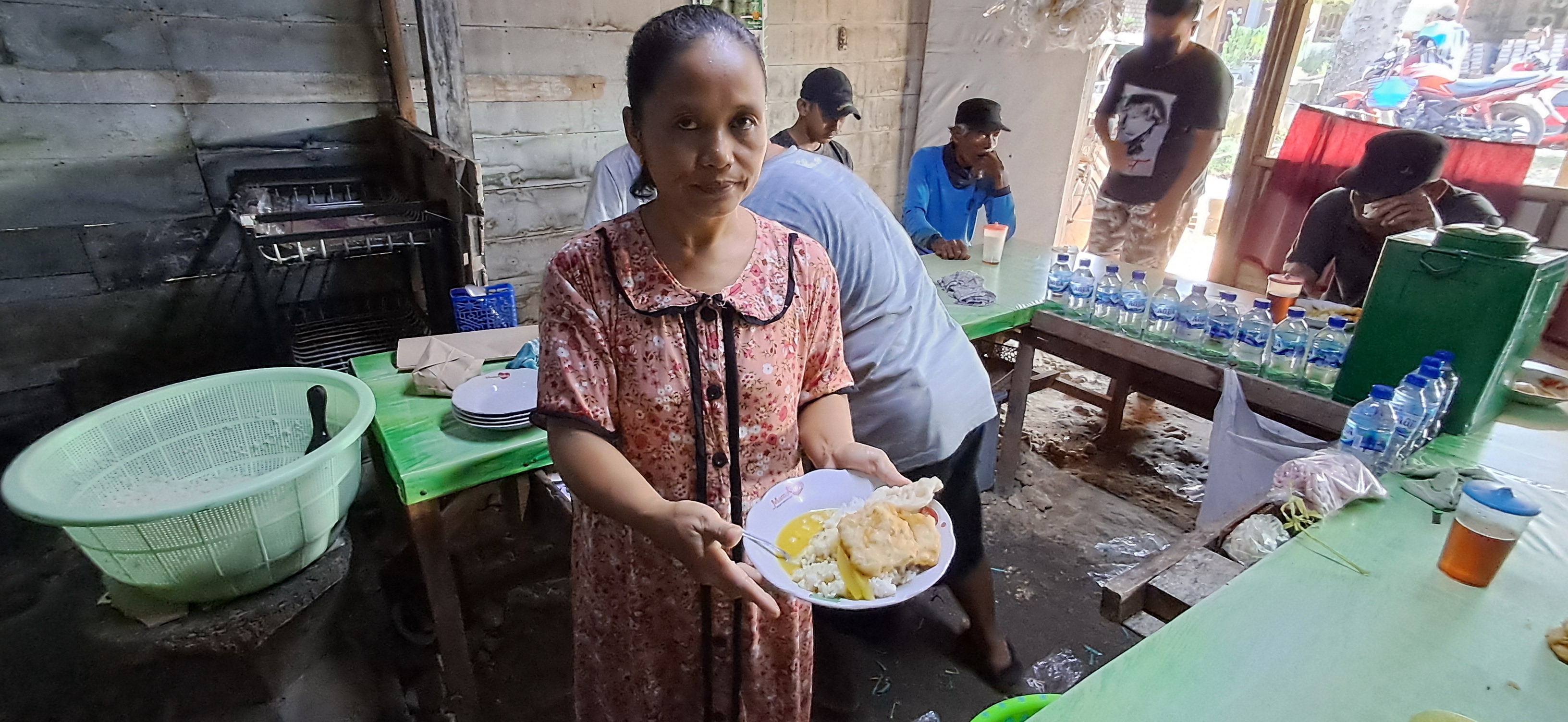 MURAH MERIAH: Yatni Ningsih menunjukkan nasi dan sayur lodeh yang dijual Rp 5 ribu dengan minum teh hangat. Warung ini menjadi jujugan sebagian orang yang ingin sarapan. (GAMAL A/RADAR LAMONGAN)