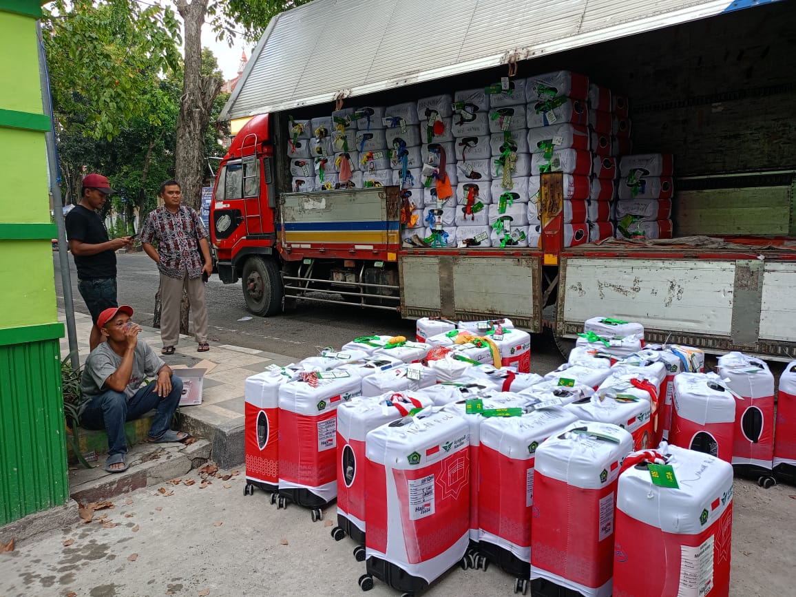 DIBERANGKATKAN LEBIH DULU: Koper &mdash; koper milik CJH asal Lamongan yang diangkut menggunakan kendaraan besar kemarin.  (ISTIMEWA/RADAR LAMONGAN)