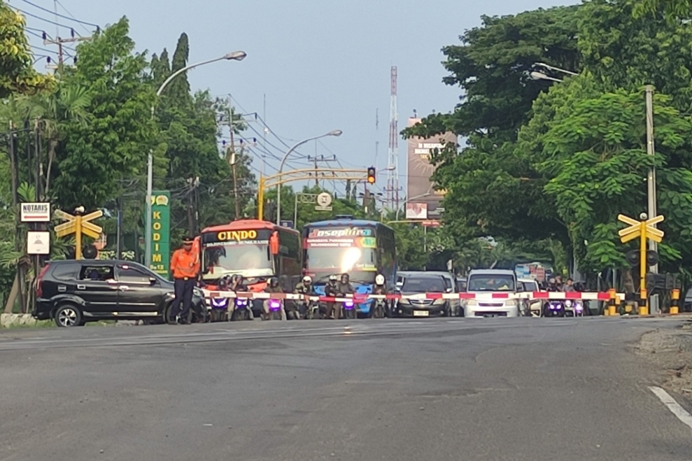 LIBUR TELAH USAI: Petugas akan disiagakan di sejumlah titik untuk mengantisipasi potensi kepadatan arus paska libur panjang akhir pekan lalu. (Anjar D. Pradipta / Radar Lamongan)