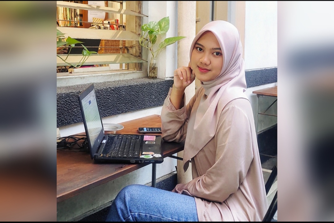 Cewek berusia 21 tahun ini merasa senang karena mendapatkan banyak pengalaman saat magang. (Ist. / Radar Lamongan)