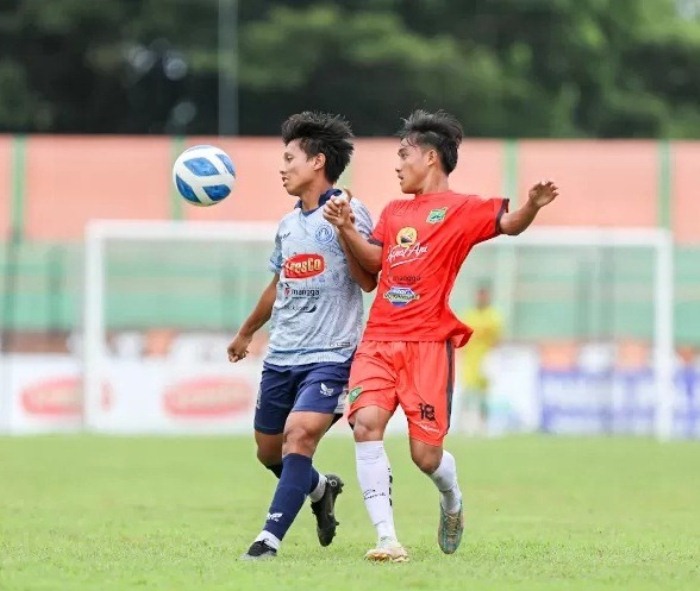 Pemain persedikab Kediri ketika berebut bola dengan lawan (YUAN EDO/RADAR BOJONEGORO)