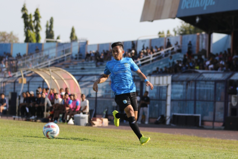 BERUPAYA PRODUKTIF: Aji Kurniawan saat masih berseragam Persela musim lalu. Saat jeda kompetisi ini, Aji fokus menjalankan bisnis kedai kopi di kampung halamannya. (Anjar / Radar Lamongan)