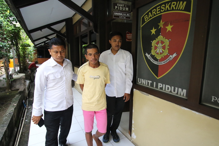 CURI MOTOR TETANGGA: Noer Hasyim dikawal anggota Polres Lamongan. Dia menjadi tersangka kasus pencurian motor. (ANJAR DWI PRADIPTA/RDR.LMG)