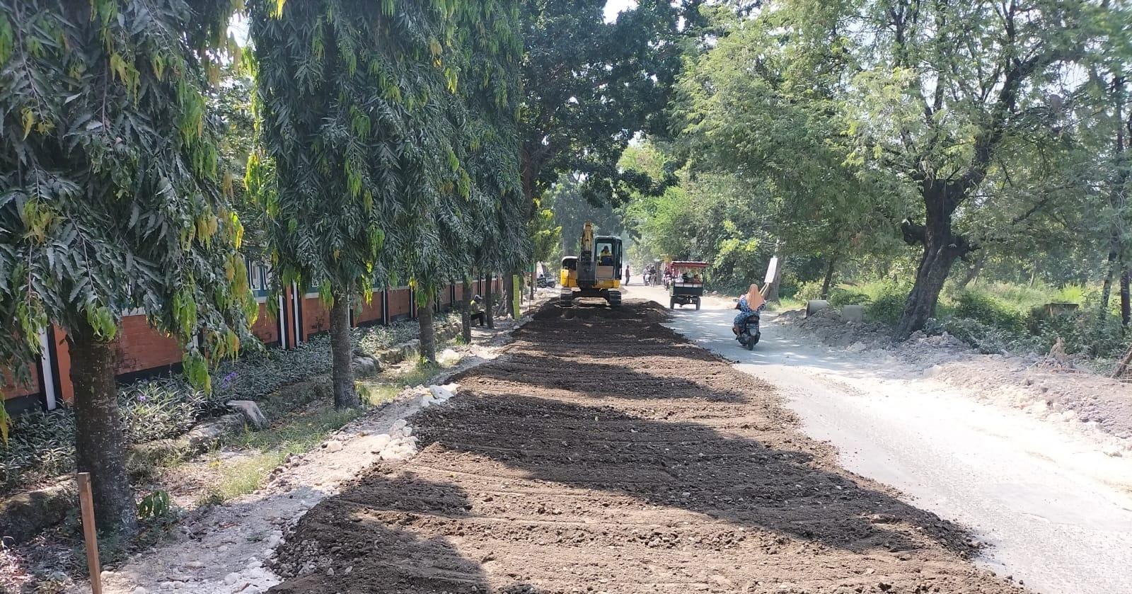PEMADATAN DULU: Sebagian ruas jalan Kedungpring &mdash; Sukobendu direncanakan dicor mulai akhir bulan ini. (ISTIMEWA/RADAR LAMONGAN)