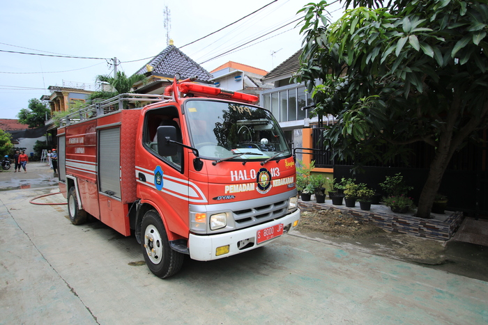 HANYA PERAWATAN: Mobil damkar milik Satpol PP Lamongan yang ada di Kecamatan Lamongan. (ANJAR DWI PRADIPTA/RDR.LMG)