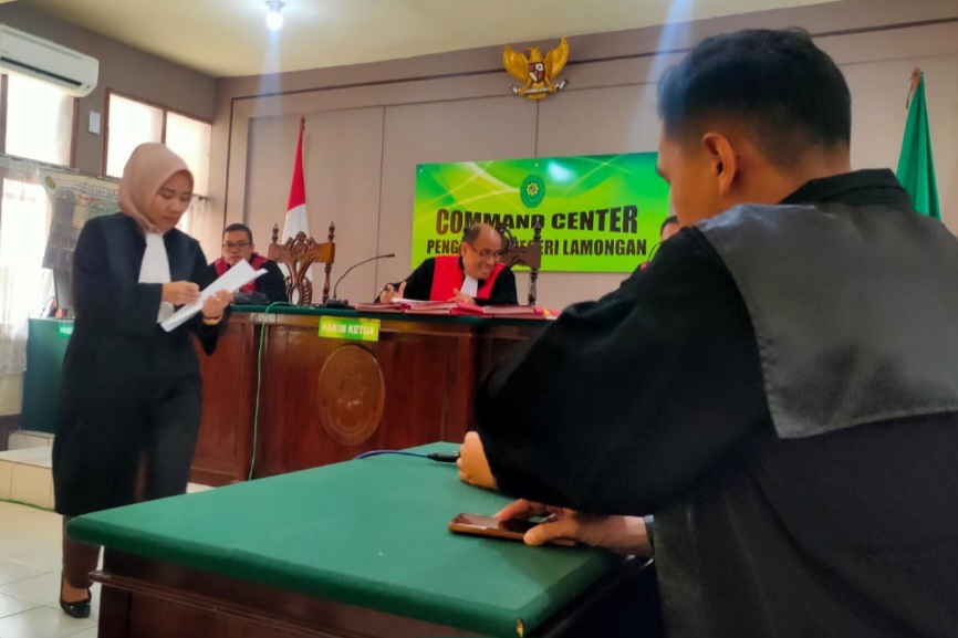 TERBUKTI BERSALAH: JPU Dwi Dara Agustin saat menyerahkan berkas tuntutan terdakwa kasus kepemilikan pil karnopen, Slamet Wibowo di PN Lamongan, kemarin (14/5). (Ist. / Radar Lamongan)