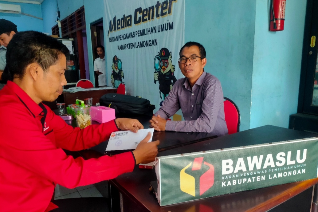 HADIRI UNDANGAN: Ketua DPC PDI Perjuangan, Husen saat dimintai klarifikasi oleh komisioner Bawaslu Lamongan. (Ist. / Radar Lamongan)