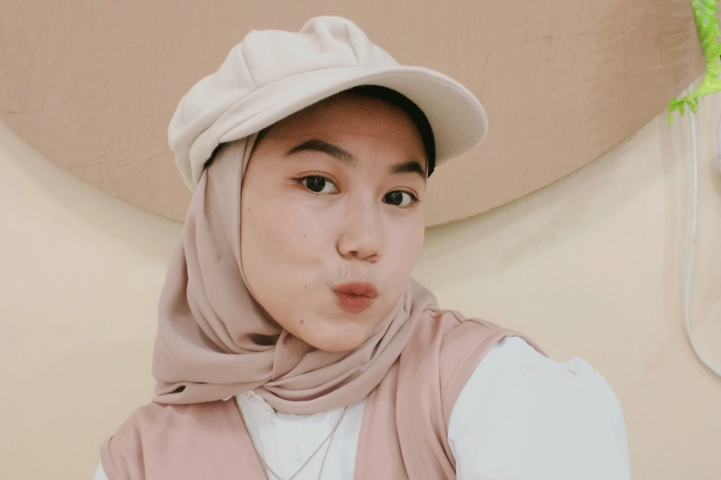 Lepaskan beban, staf TU salah satu SMA Bluluk ini dengan menari (ist. / Radar Lamongan)
