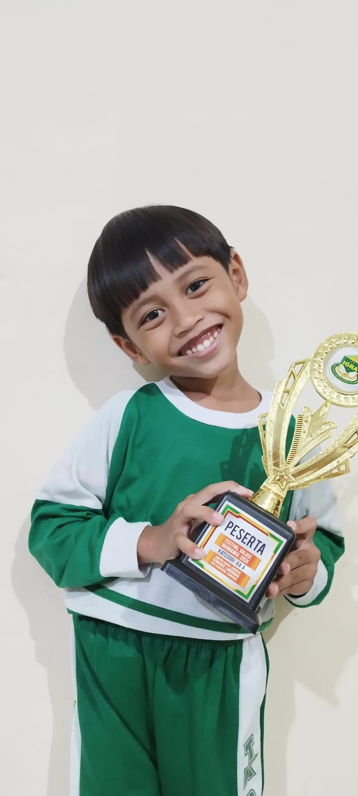 SUKA BELAJAR BERHITUNG: Giandra Yasa Darmawan membawa piala finalis Festival Kolase Mamamia 2024. (IST/RDR.LMG)