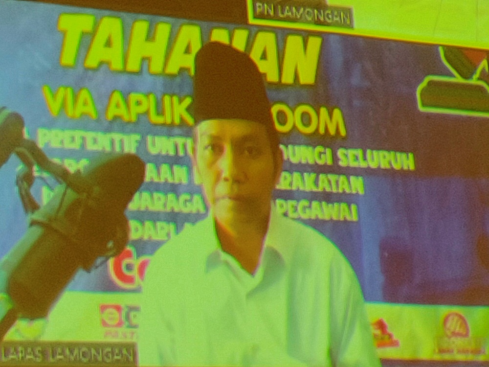 DITUNTUT SETAHUN PENJARA: Junaidi Halid menjalani persidangan secara online di PN Lamongan. (IST/RDR.LMG)