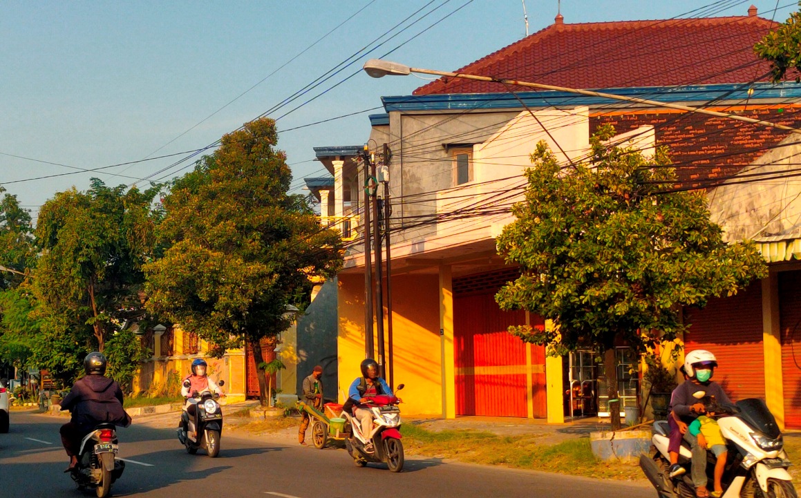 BAKAL TERUS DIPANTAU: PJU yang terpasang di salah satu ruas jalan di Kabupaten Lamongan. (RIKA RATMAWATI/RDR.LMG)