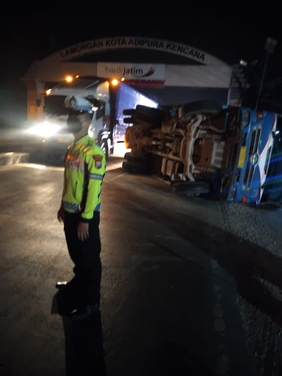 TERGULING: Truk mengangkut pasir yang terguling di jalan nasional setelah menabrak median jalan. (ISTIMEWA/RADAR.LMG)