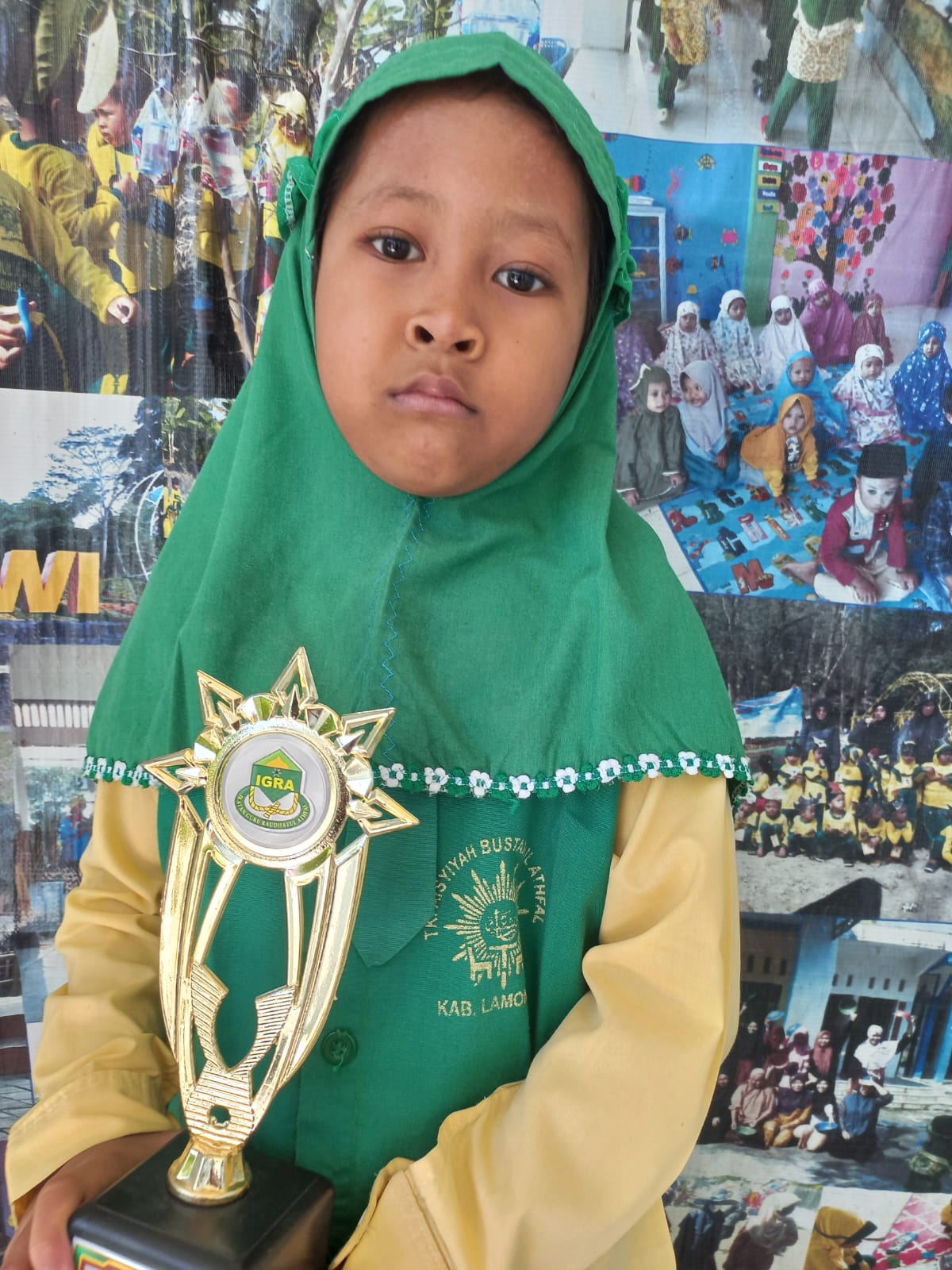 SUKA SAYUR: Azzahra Salsabilla P.A. membawa piala finalis Festival Kolase Mamamia 2024. (ISTIMEWA/RADAR.LMG)