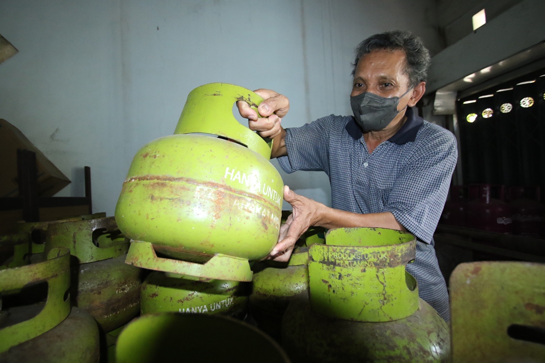 STOK AMAN: Tumpukan LPG 3 kg di salah satu pangkalan yang ada di Kecamatan Lamongan. (ANJAR DWI PRADIPTA/RDR.LMG)