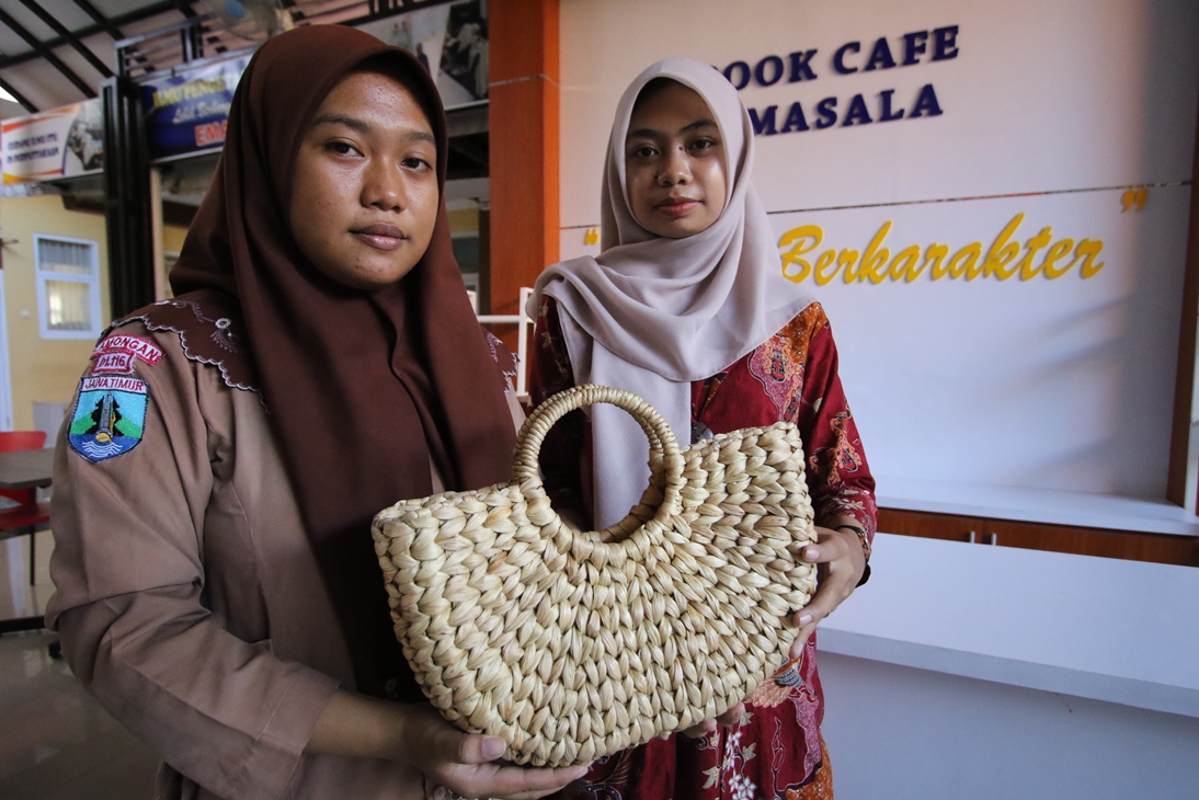 MANFAATKAN ECENG GONDONG: Zaviratus Azzahra dan Nanda Fitri Oktalia menunjukkan hasil karya tas berbahan eceng gondok. (ANJAR DWI PRADIPTA/RDR.LMG).
