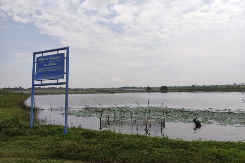TAMPUNGAN AIR: Salah satu waduk di Lamongan yang masih terisi air. Pemeliharaan Dimulai Bulan Depan&nbsp;(Anjar. / Radar Lamongan)