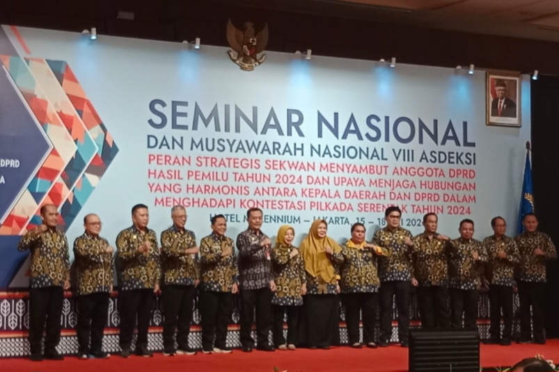 Jajaran pengurus ASDEKSI Nasional periode 2024 &ndash; 2027 usai dilantik oleh Kepala BKSDN Kemendagri, Dr. Yusharto Huntoyungo, M. Pd di Hotel Milenium Jakarta beberapa waktu lalu. (Ist./ rdrlmg)