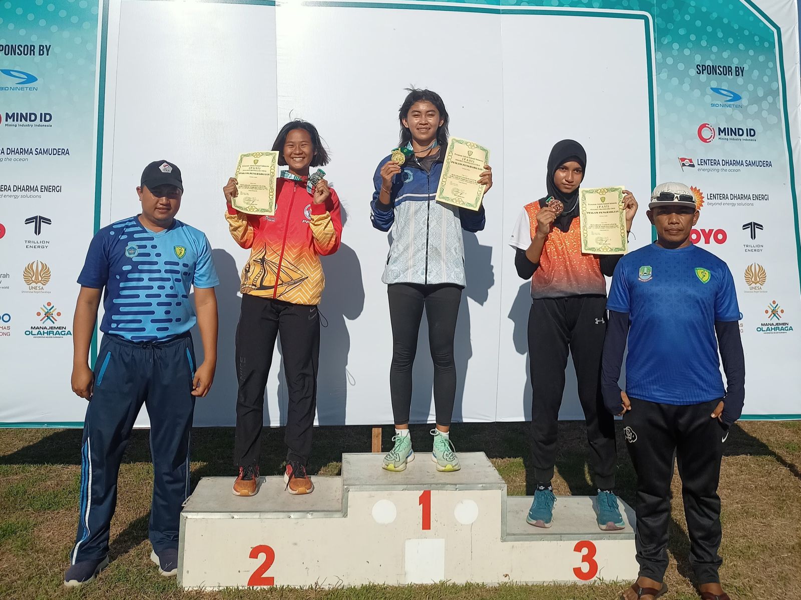 NAIK PODIUM: Atlet atletik Lamongan yang meraih medali pada kejurda di lapangan atletik Unesa. (ISTIMEWA/RADAR.LMG)