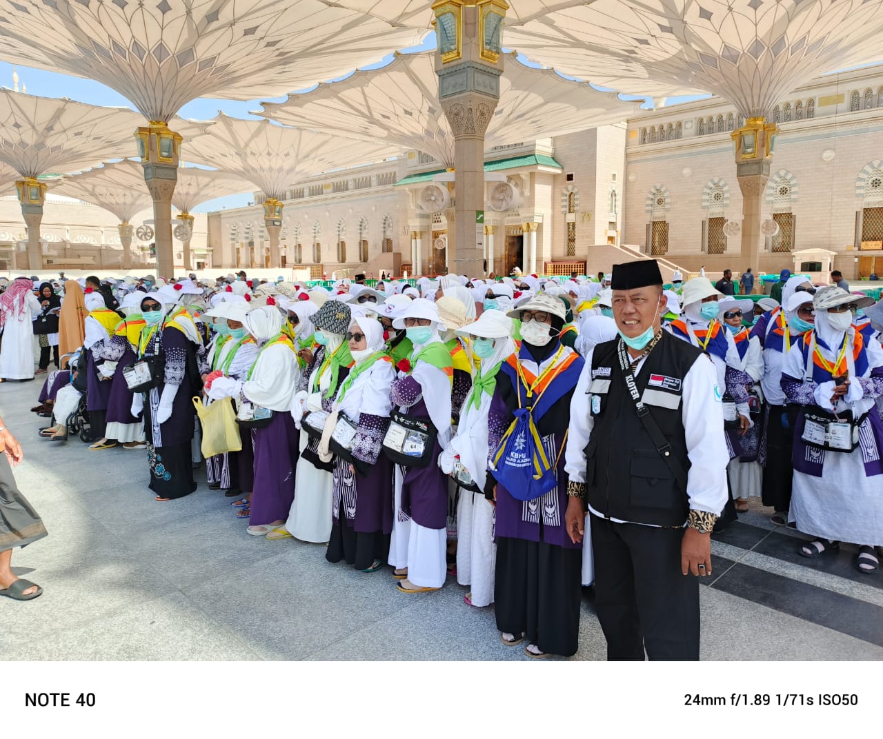 BERGESER KE MAKKAH: Jemaah asal Lamongan saat berkumpul di Masjid Nabawi Madinah. (ISTIMEWA/RADAR.LMG)