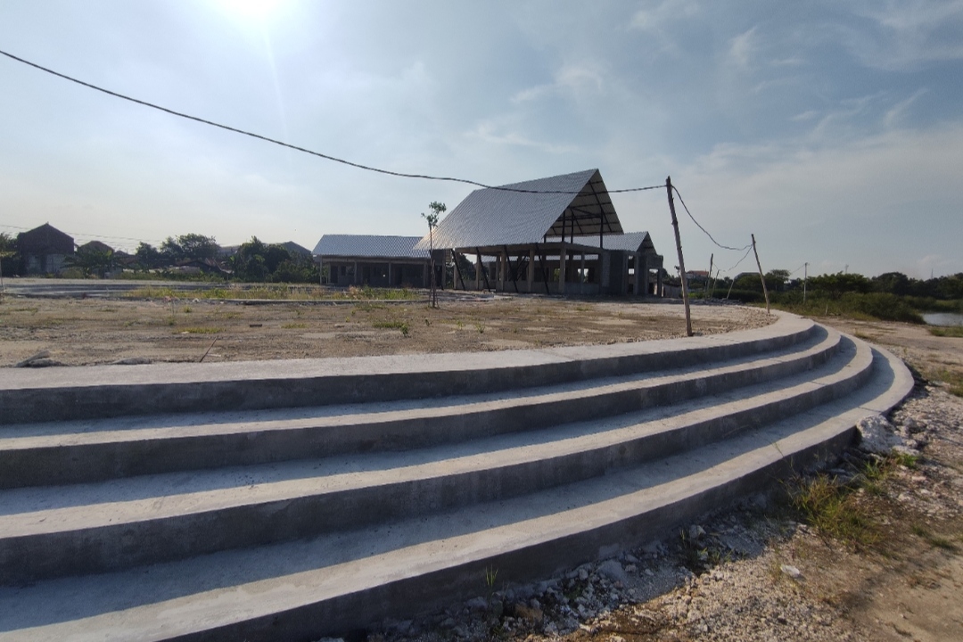 LENGANG: Rencananya stan PKL bunga di pinggir Jalan Sumargo bakal dipindah ke stan penjualan bunga di Lapangan Gajahmada. (Anjar. / Radar Lamongan)