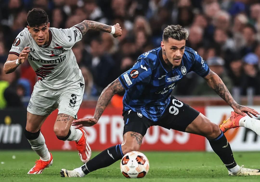 Pemain Atalanta, Gianluca Scamacca (kanan) melindungi bola dari pemain Bayern Leverkusen (instagram : @europaleague)